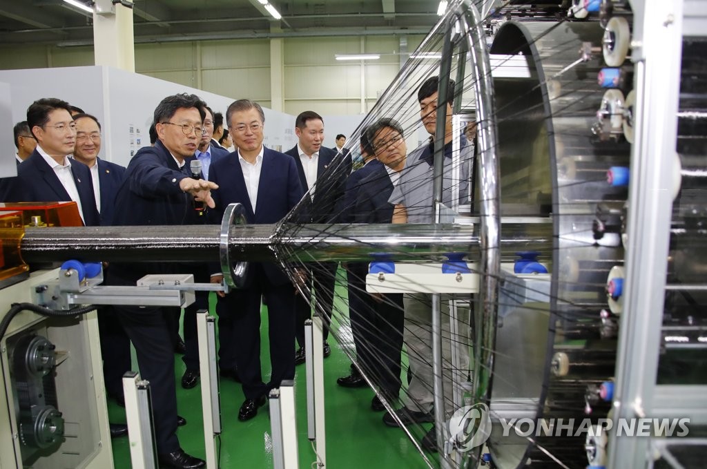 수소저장용기 제작 살펴보는 문 대통령