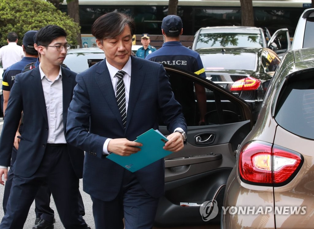 출근하는 조국 법무부 장관 후보자