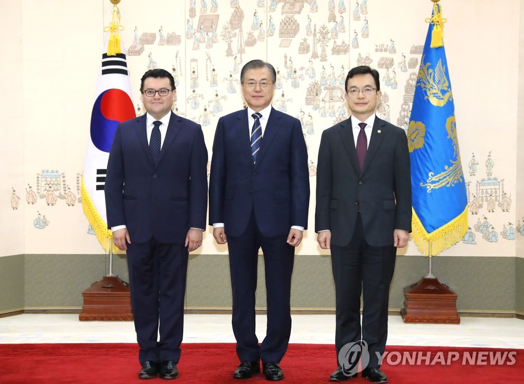 주한 콜롬비아 대사와 기념촬영 하는 문 대통령