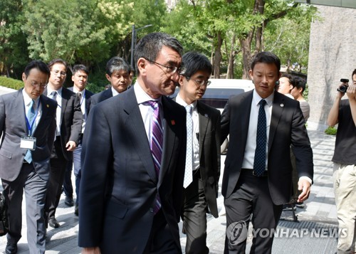 회담장으로 들어가는 고노 일본 외무상