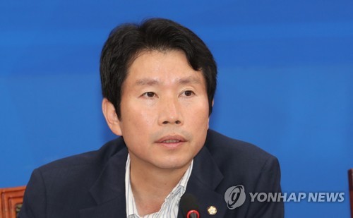 발언하는 이인영