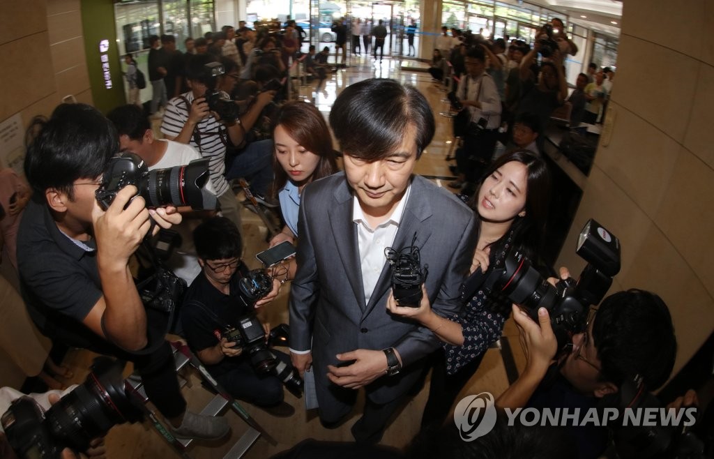 조국 후보자, 오늘도 언론 관심 속 출근
