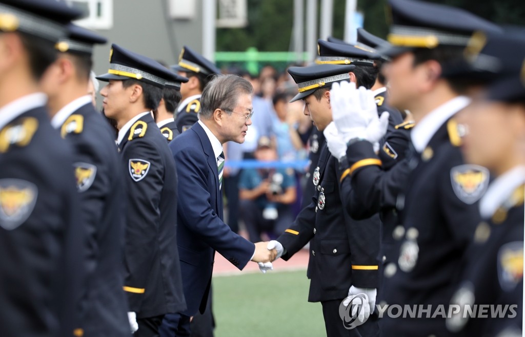 신임 경찰관 축하하는 문 대통령