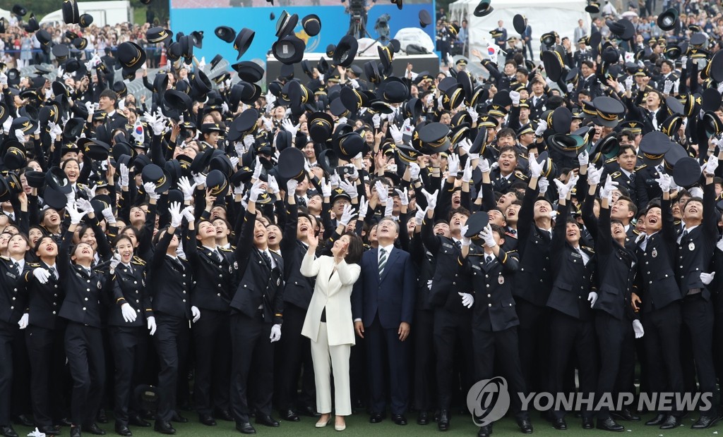 '경찰모 날리며'