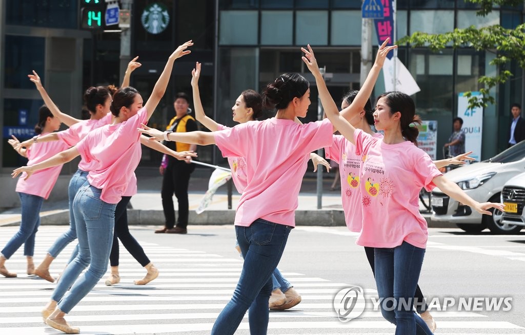 횡단보도 위 발레리나