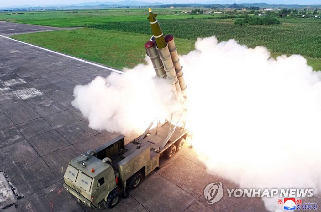Prueba de un nuevo lanzacohetes múltiple de calibre supergrande de Corea del Norte Prueba de un nuevo lanzacohetes múltiple de calibre supergrande de Corea del Norte