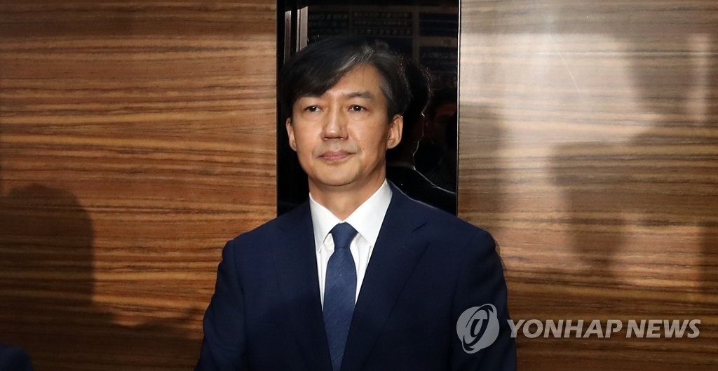 승강기에 탄 조국 후보자