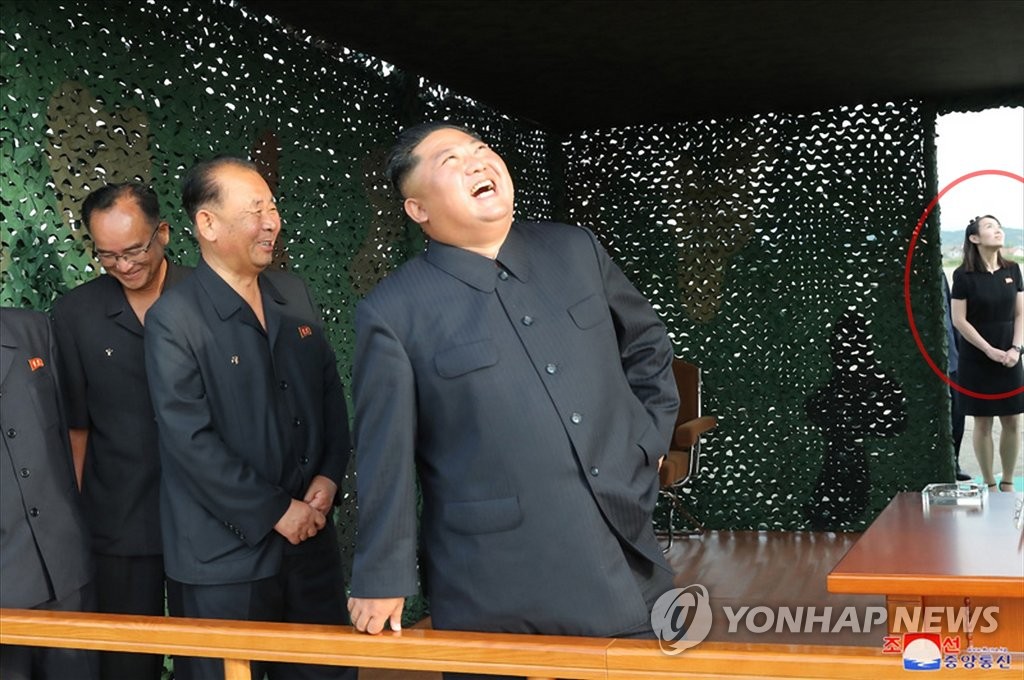 북한 '초대형 방사포' 시험발사 참석한 김여정