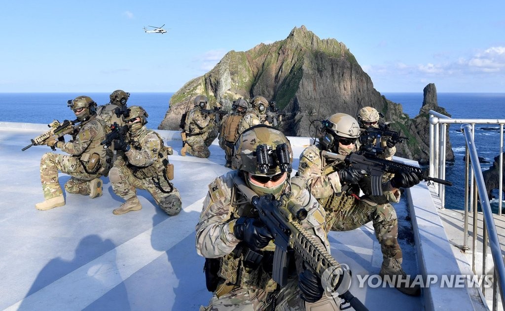 軍, 역대 최대규모 독도방어훈련…日 "중단하라" 반발