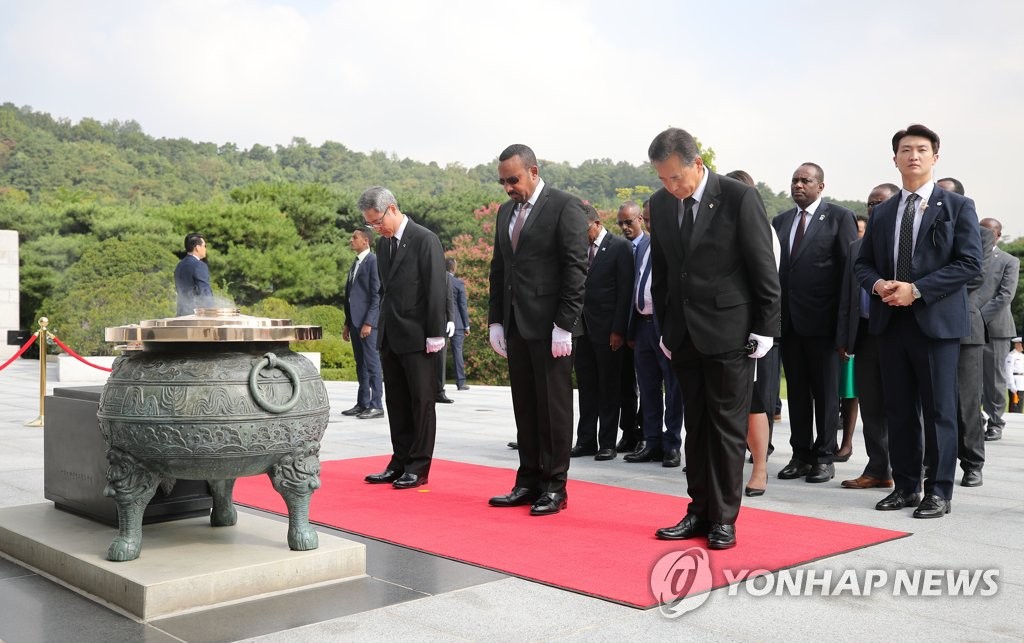 현충원 참배하는 에티오피아 총리