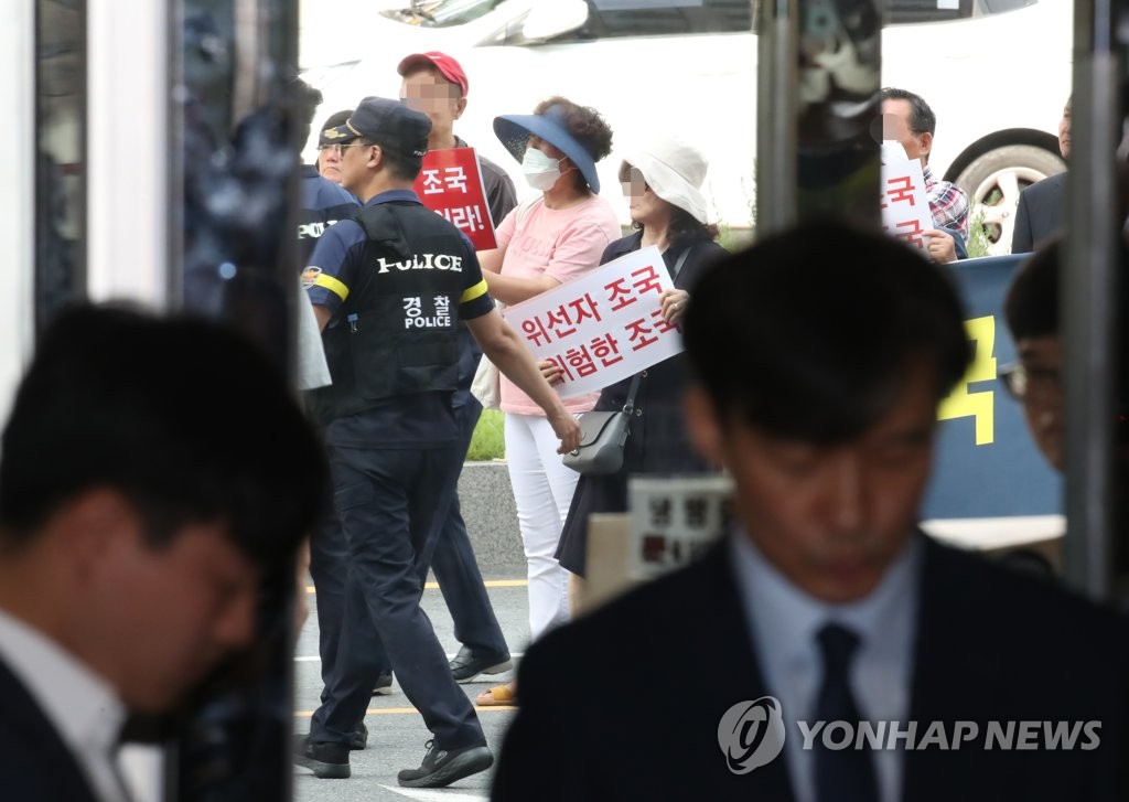 조국 출근 '안과 밖'