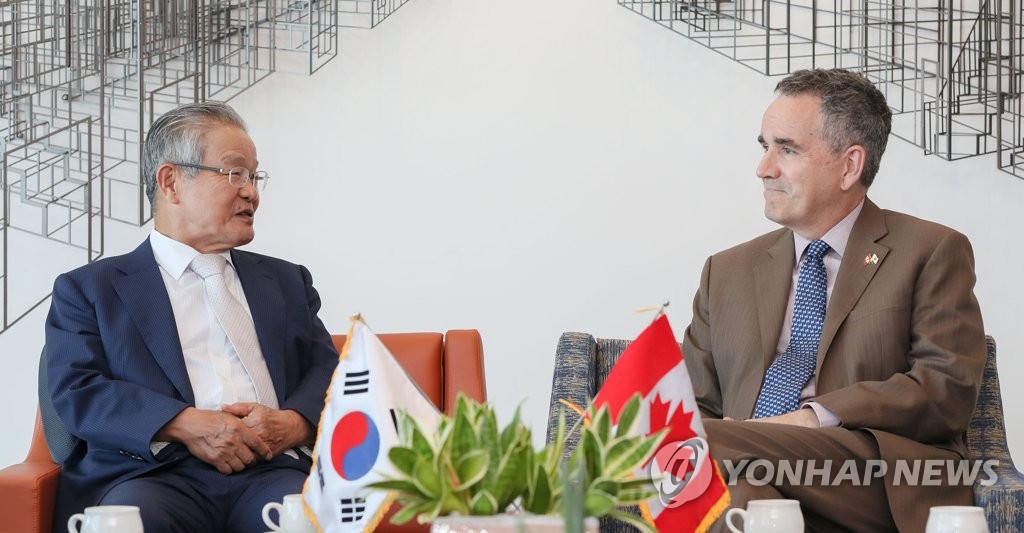 Biz leader meets Canadian envoy Biz leader meets Canadian envoy