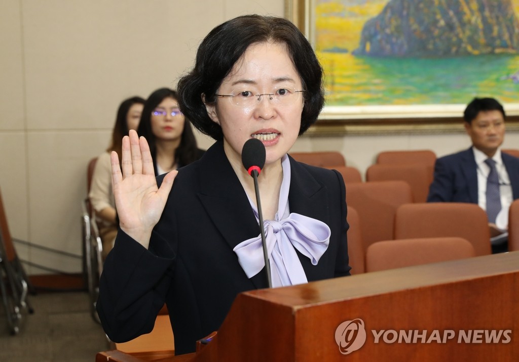선서하는 조성욱 공정거래위원장 후보자