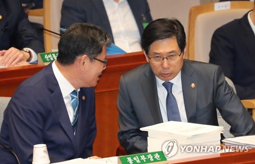 이야기하는 박상기와 김연철