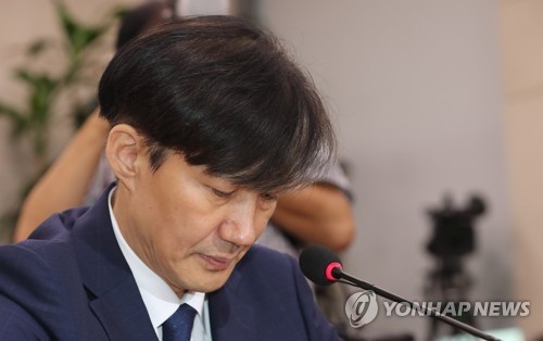 질의 듣는 조국