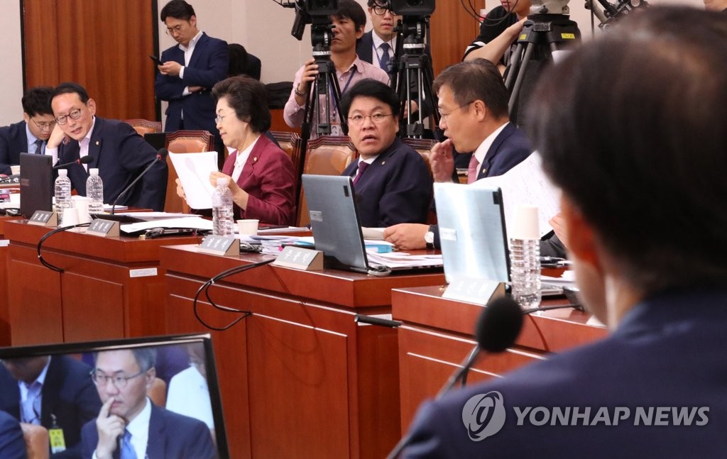 자유한국당 의원들, 조국 후보에게 질의