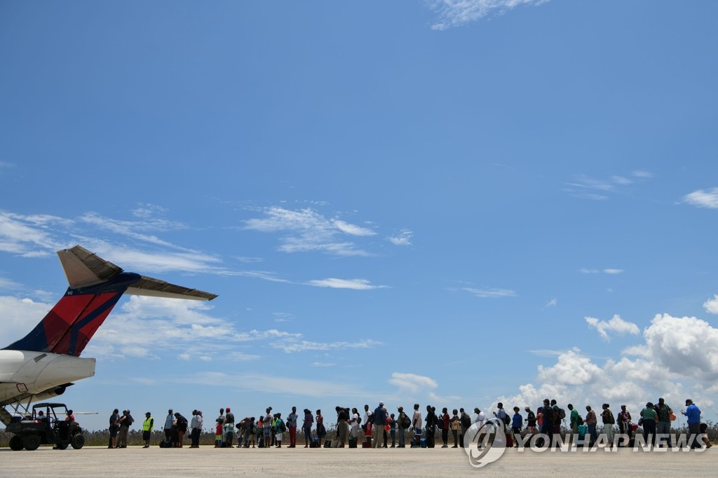 항공기로 '도리안' 폐허 바하마 섬 떠나는 이재민들