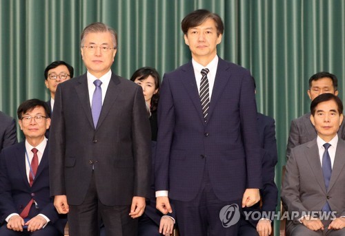 문 대통령과 기념촬영 하는 조국