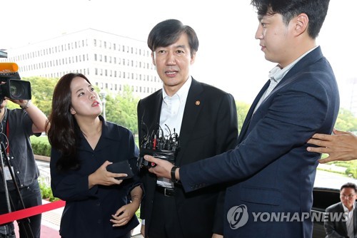 취재진의 질문에 답하는 조국 법무부 장관