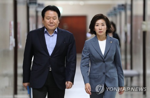 원내대표·중진의원 회의 들어서는 나경원 원내대표