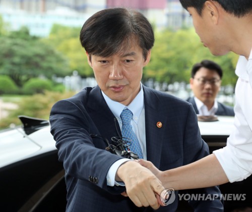 출근하는 조국 법무부 장관