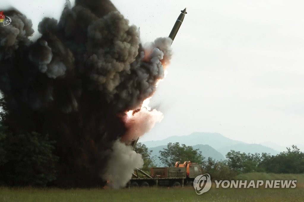 북한, 다시 초대형 방사포 시험사격…'성공' 발표는 없어