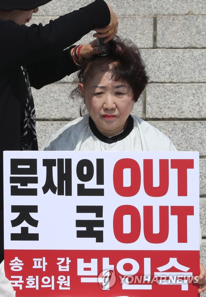 삭발하는 박인숙 의원