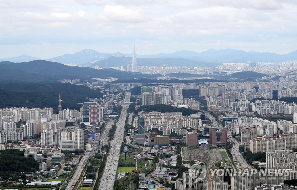 맑은 하늘 뒤로 한 채 '집으로'
