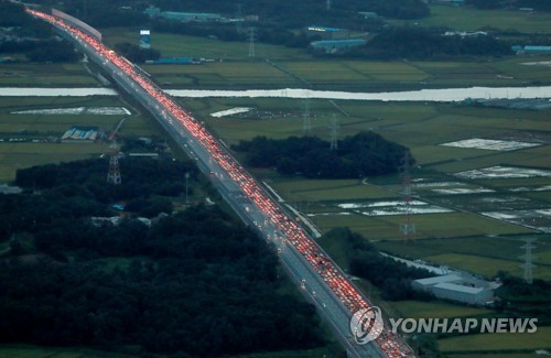 귀성 차량 가득 찬 서해안고속도로