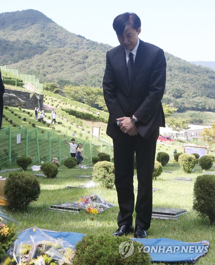 Minister Cho commemorates death of young prosecutor Minister Cho commemorates death of young prosecutor