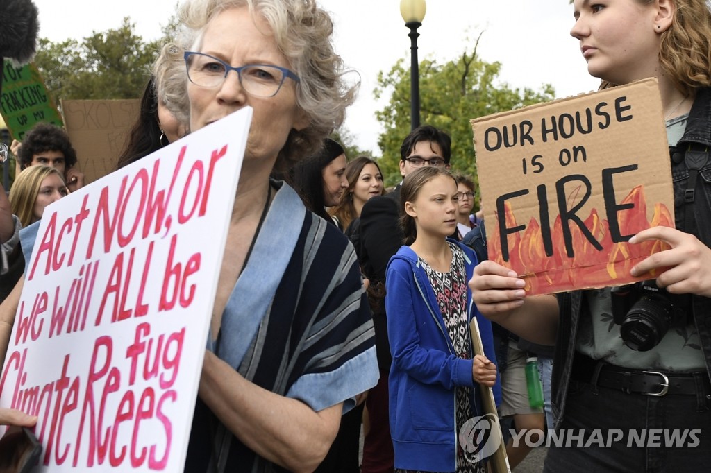 백악관 앞서 '기후변화' 시위 동참한 툰베리