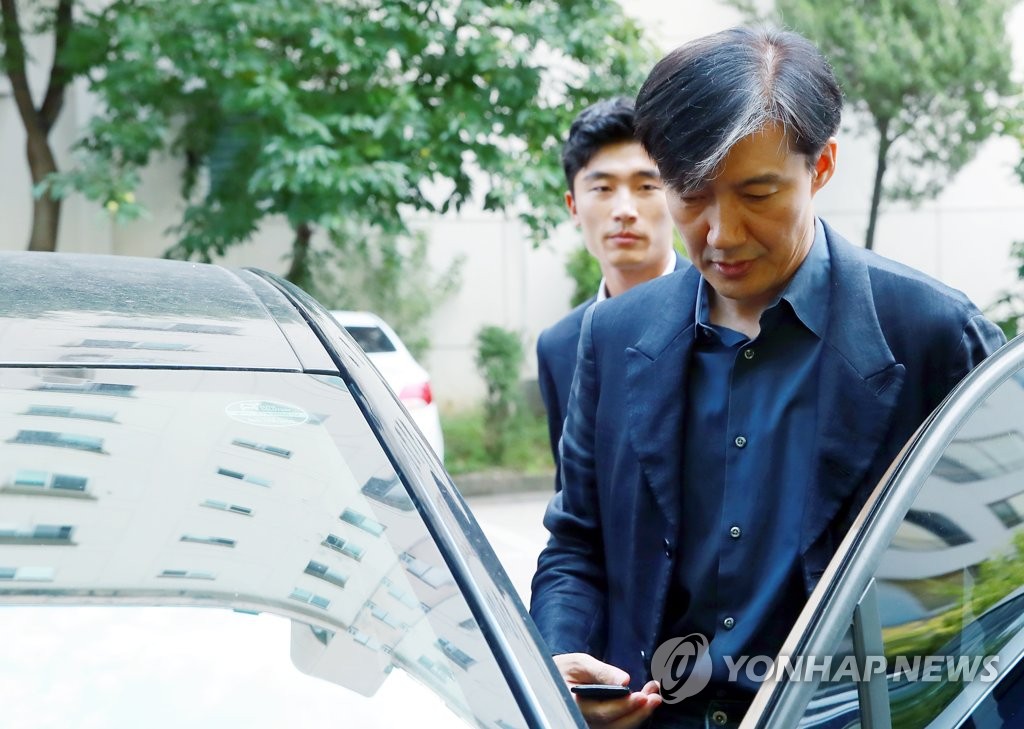 차에 오르는 조국 법무장관