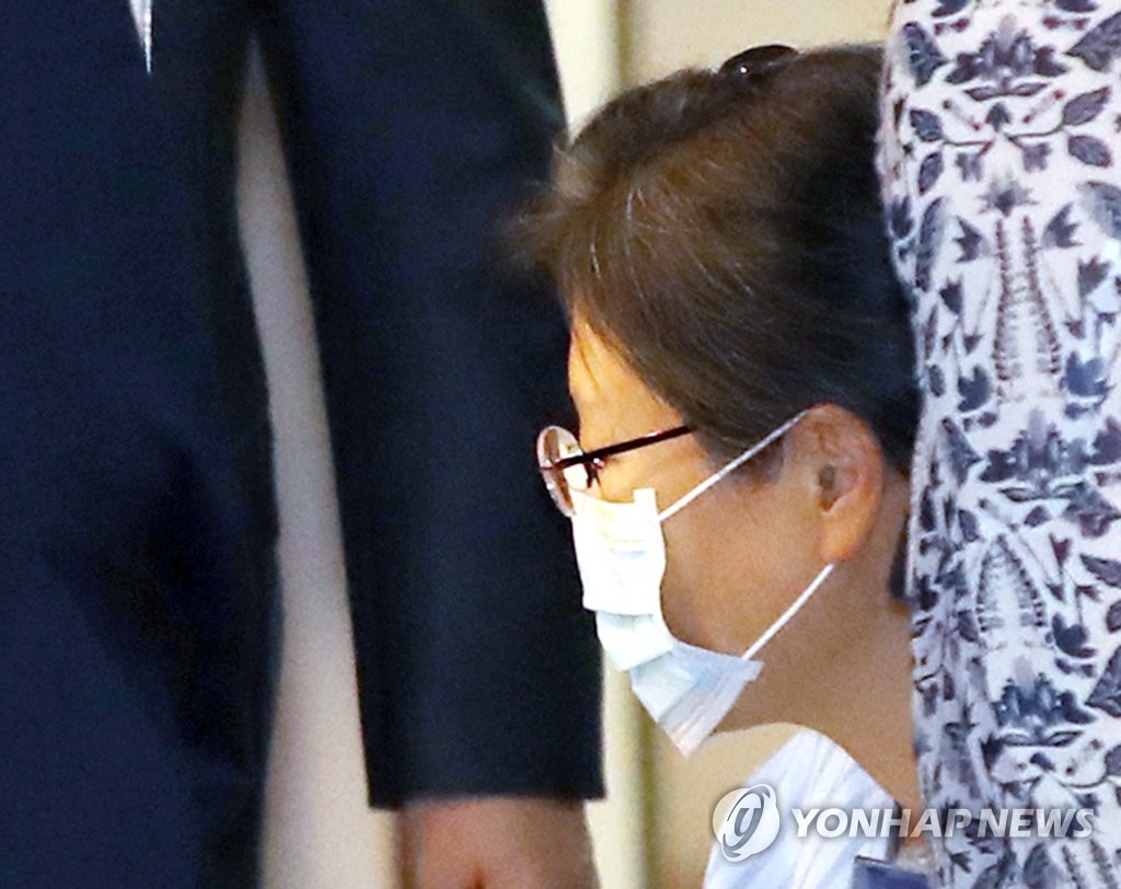 박근혜 전 대통령, 어깨 수술 위해 병원 입원
