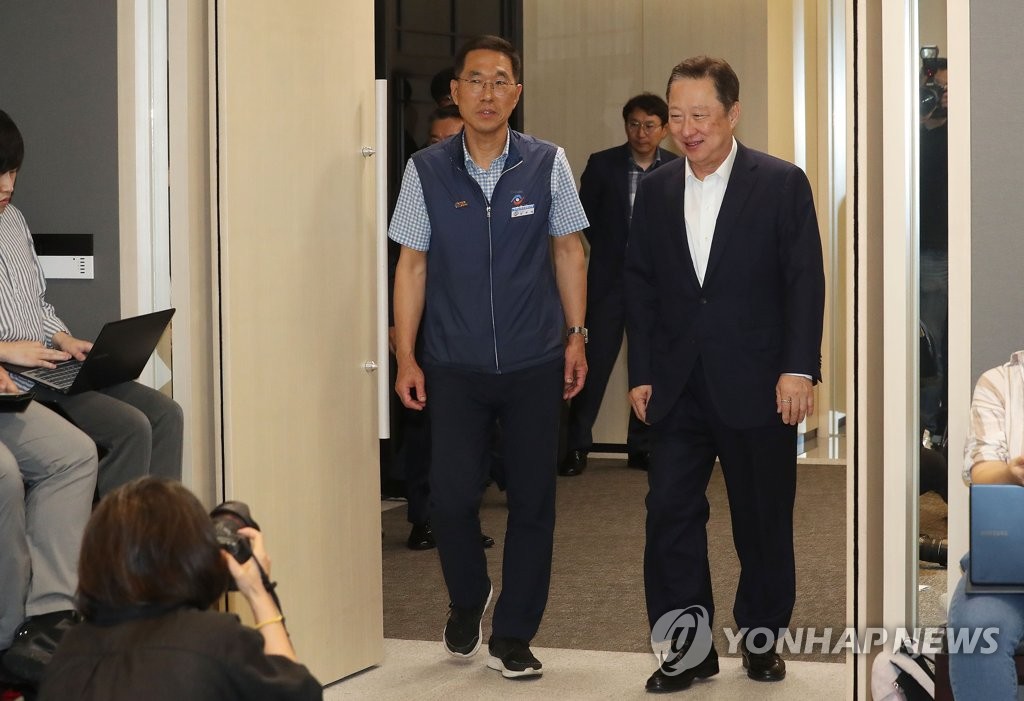 함께 입장하는 박용만-김주영