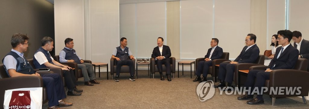 둘러 앉은 박용만-김주영