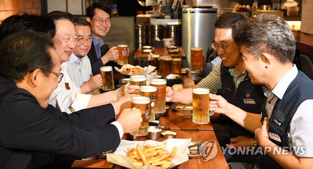 건배하는 박용만-김주영
