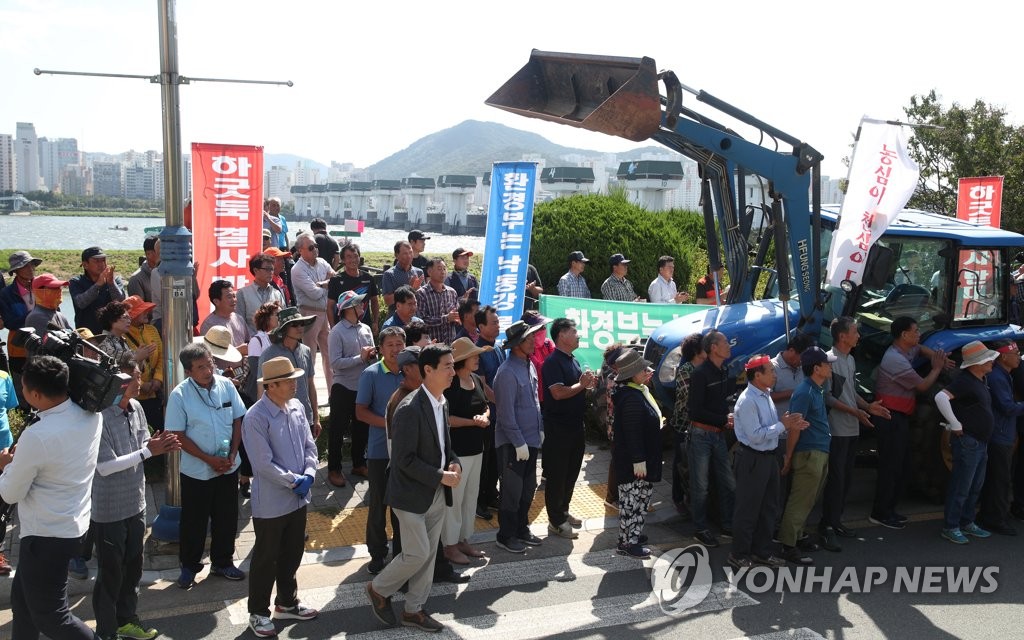트랙터 끌고 낙동강 하굿둑 개방 반대
