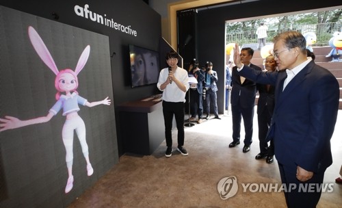 에이펀 전시 부스 관람하는 문 대통령