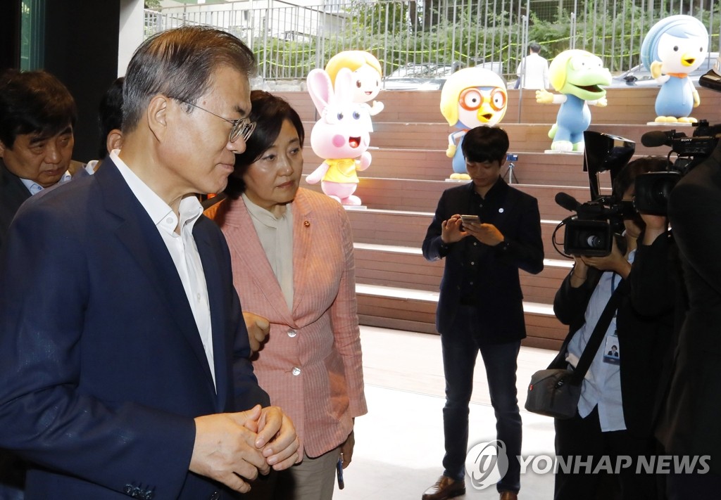 콘텐츠산업 관람하는 문 대통령