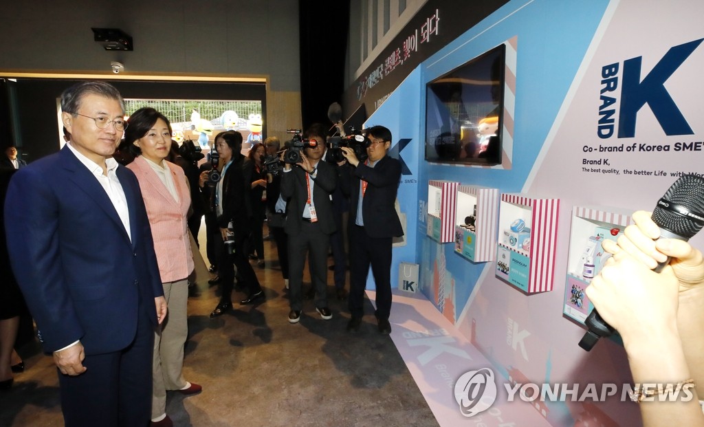 브랜드K 부스 방문한 문 대통령