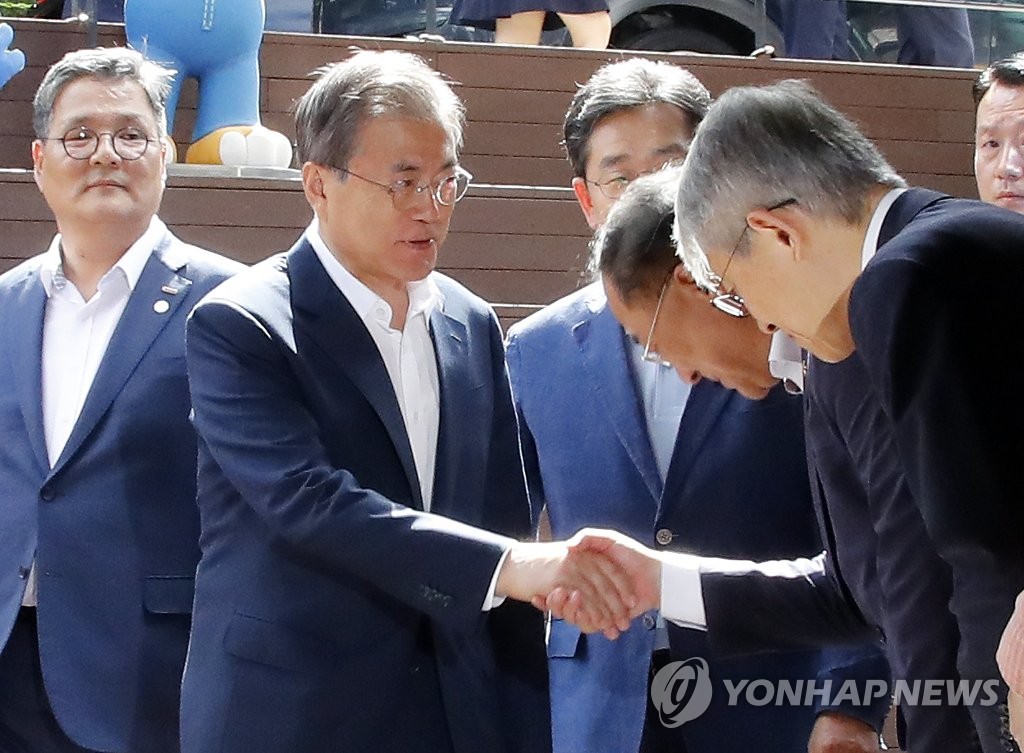 콘텐츠산업 3대 혁신전략 발표회 입장하는 문 대통령