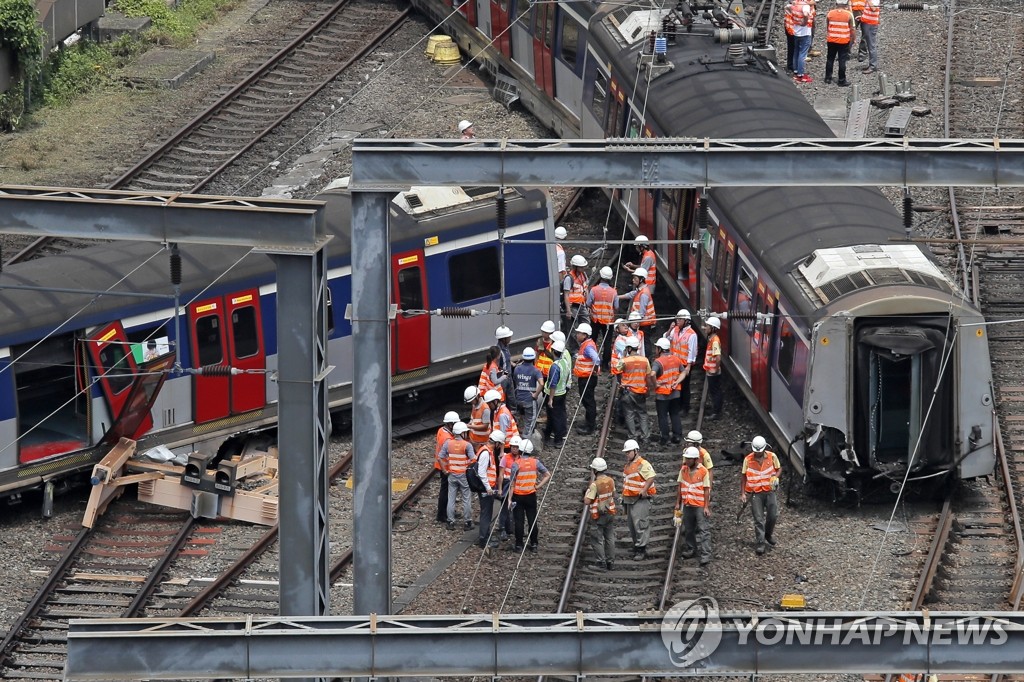 홍콩서 승객 태운 지하철 탈선…8명 부상