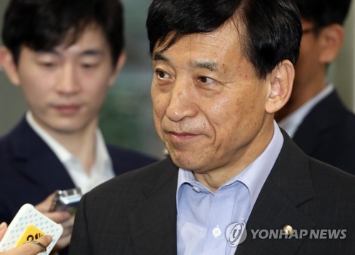 질문 듣는 이주열 총재