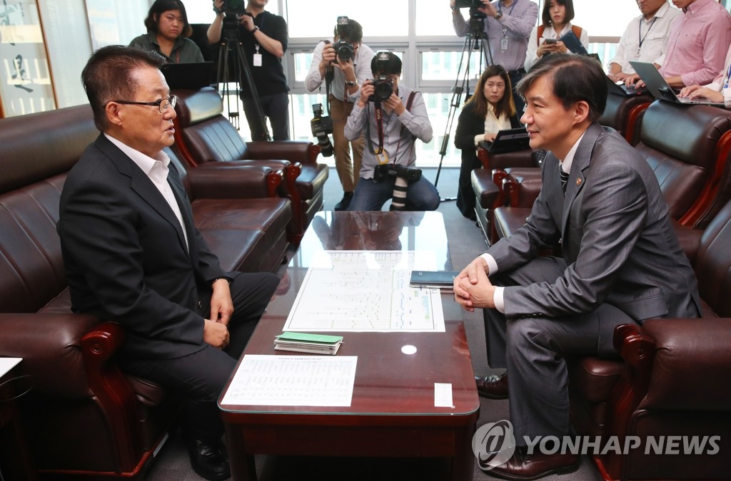 조국 장관, 박지원 의원 예방
