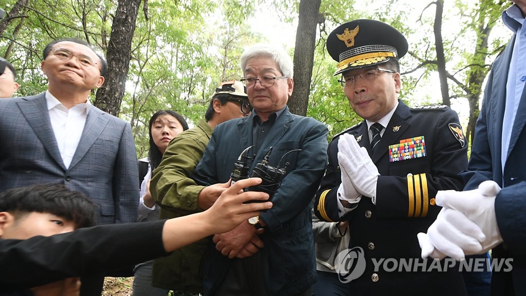 '개구리소년' 희생자 추모하는 민갑룡 경찰청장