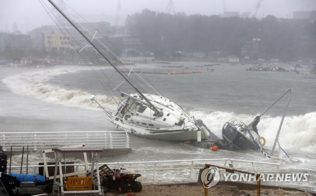 Strong tides as Typhoon Tapah approaches Strong tides as Typhoon Tapah approaches