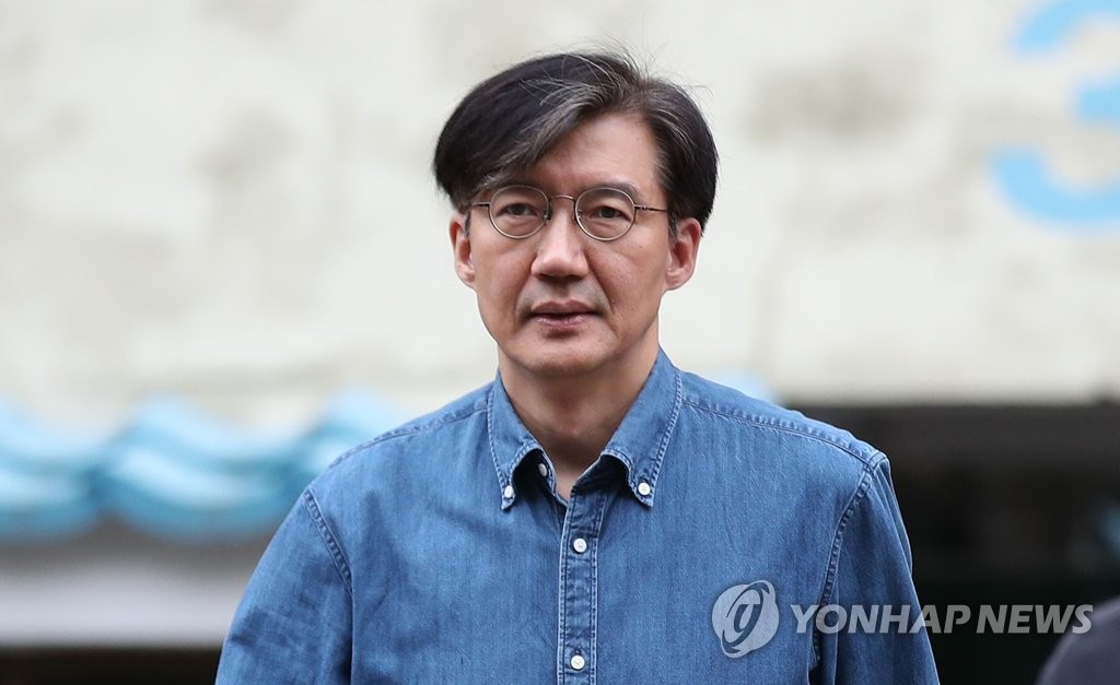 자택 나서는 조국 장관