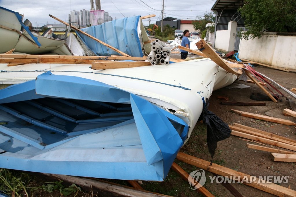 강풍에 날아간 지붕
