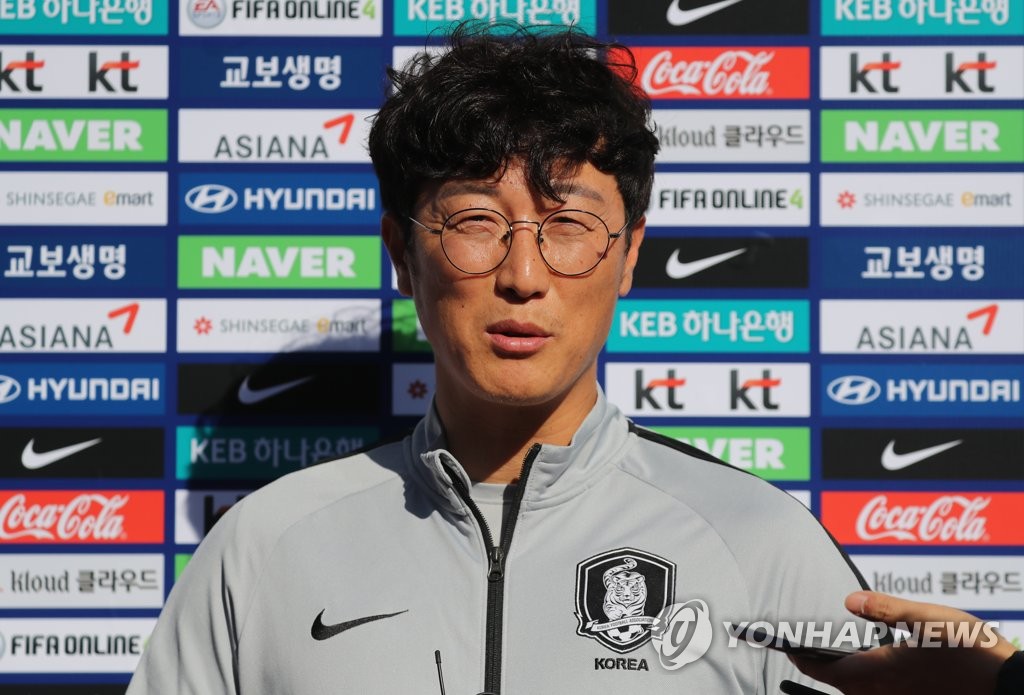 인터뷰하는 김정수 U-17 감독