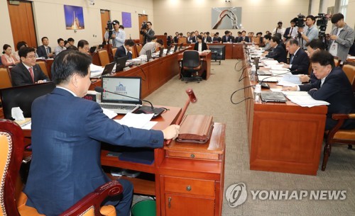 의사봉 두드리는 노웅래 위원장